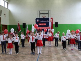 Powiększ obraz: Obchody 101. rocznicy odzyskania niepodległości przez Polskę w naszej szkole